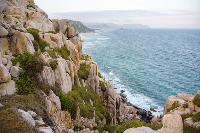 Vẻ đẹp nguyên sơ của công viên đá vẫn được giữ trọn nhờ đường đi khó tiếp cận. Ảnh: Lương Phong