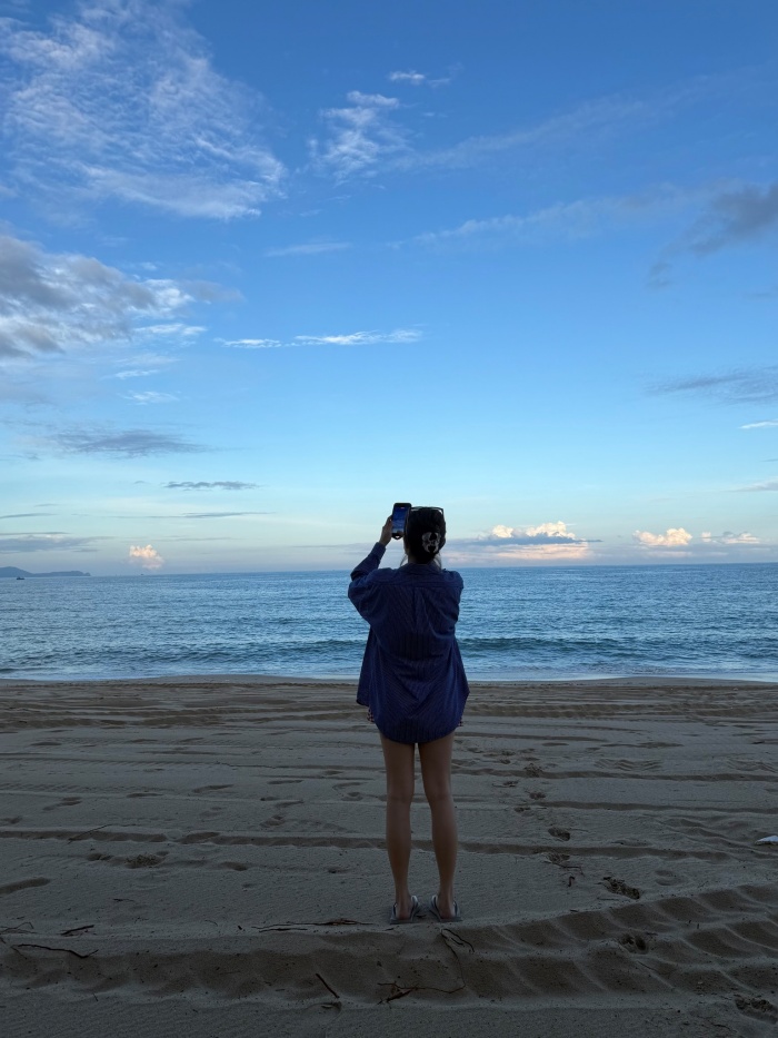 Việc xuất hiện trong danh sách đề cử 100 gương mặt đẹp nhất thế giới 2026 được xem là dấu mốc đáng chú ý đối với nữ diễn viên trẻ. Danh sách này quy tụ nhiều nghệ sĩ và người nổi tiếng trên toàn cầu, vì vậy sự góp mặt của Kaity Nguyễn nhận được nhiều sự quan tâm từ khán giả trong nước. Loạt ảnh nghỉ dưỡng tại Cam Ranh phản ánh hình ảnh một nghệ sĩ trẻ đang ngày càng hoàn thiện về cả nhan sắc lẫn phong cách cá nhân. Với sự thăng hạng về hình ảnh, nhan sắc, gu thời trang và những thành công trong sự nghiệp, Kaity Nguyễn tiếp tục là gương mặt được công chúng mong đợi và quan tâm trong làng giải trí Việt.