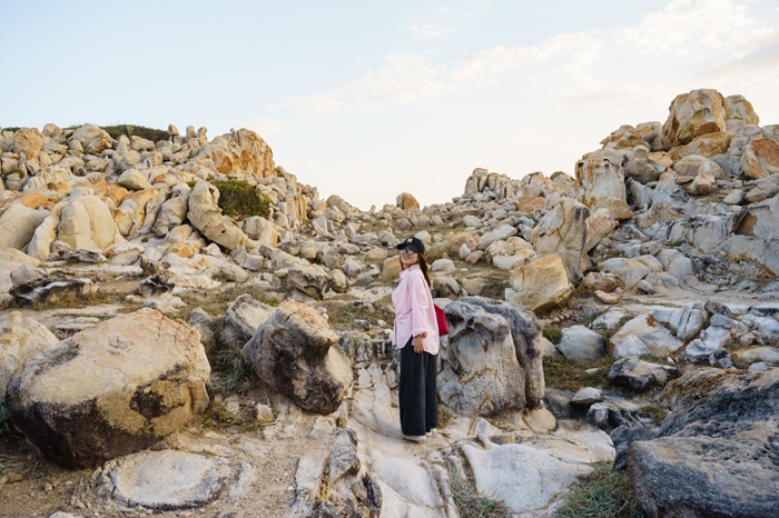 Những khối đá khổng lồ với hình thù kỳ lạ tại công viên đá Ninh Thuận. Ảnh: Lương Phong
