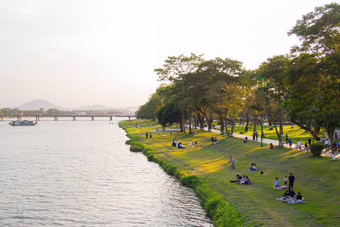 Bức tranh sinh hoạt đời thường của một chiều sông Hương.