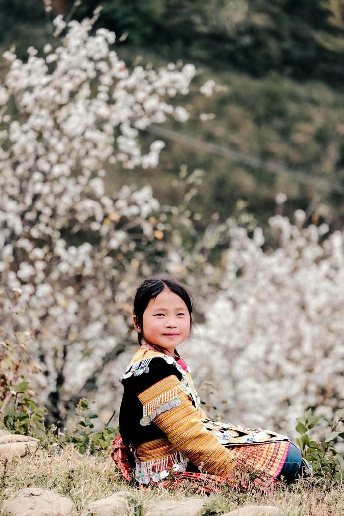 Bé gái người dân tộc Mông với vẻ đẹp trong trẻo. Ảnh: Việt Anh