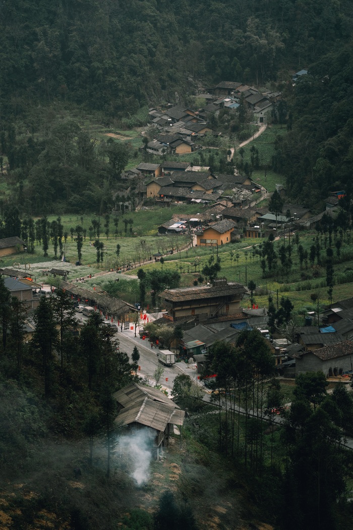 Toàn cảnh một bản làng nép mình trong thung lũng giữa núi rừng Hà Giang. Ảnh: Việt Hoàng