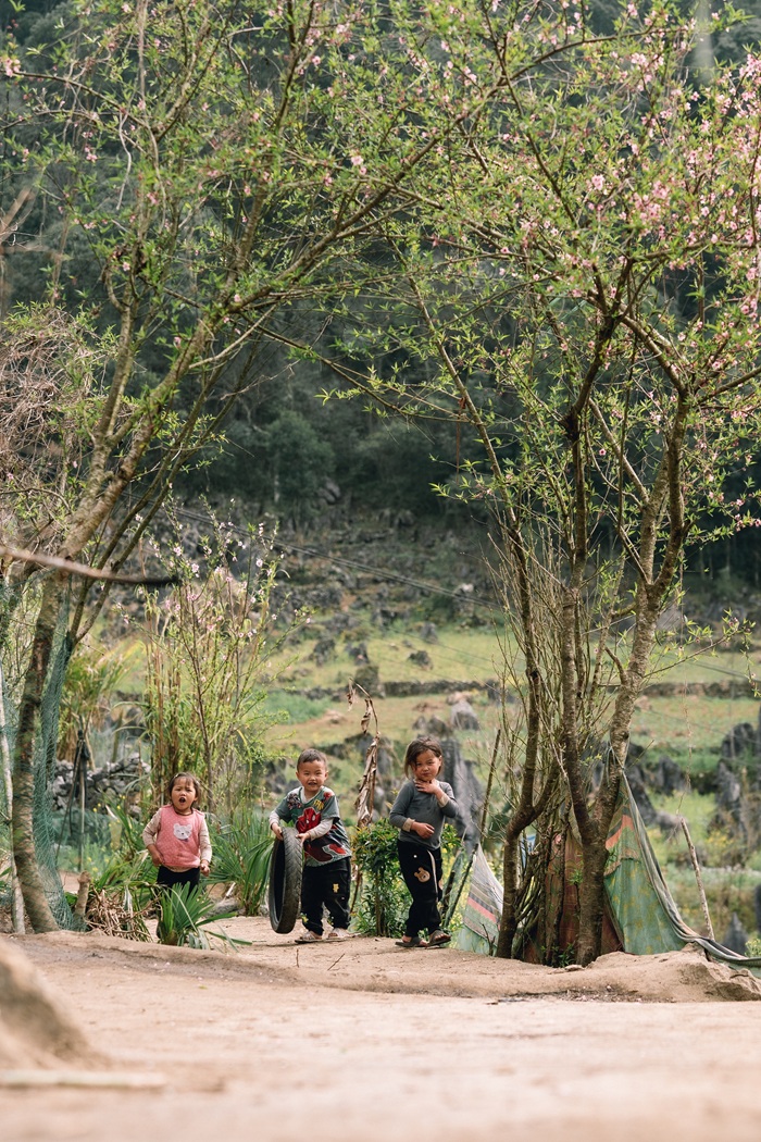 Trẻ em vùng cao chơi đùa trên con đường nhỏ trước bản. Ảnh: Long Nhật