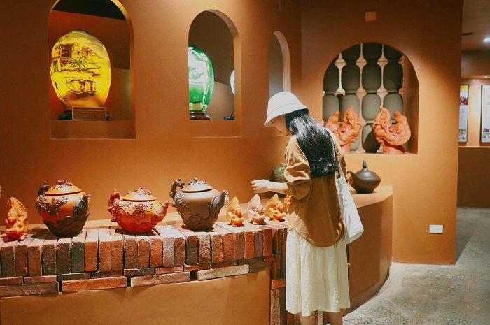 Đến Làng gốm Bát Tràng ở gần cầu hoa giấy Ecopark Hưng Yên thôi nào