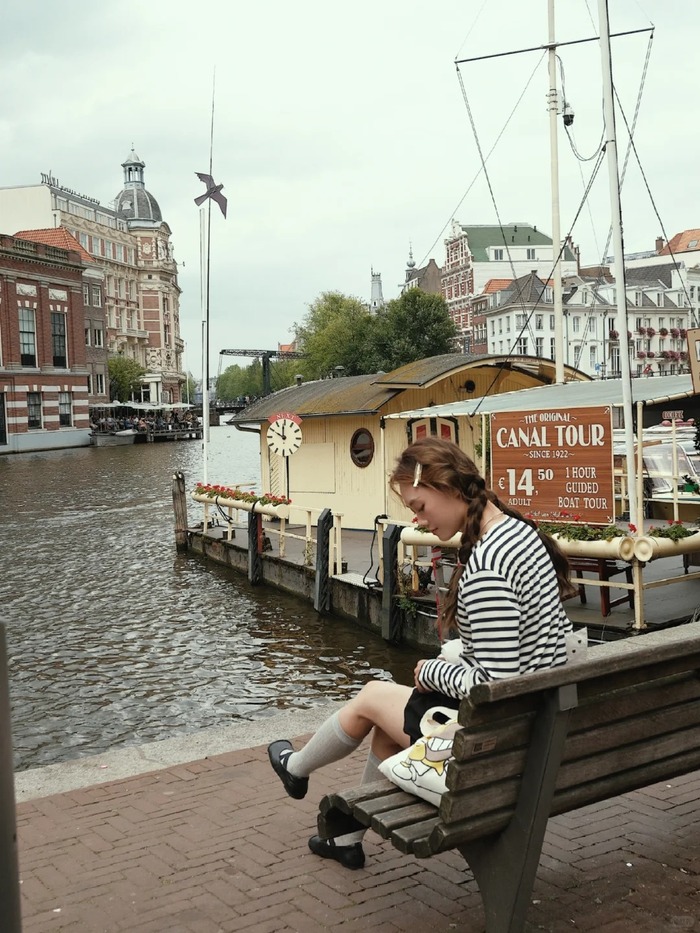 Tản bộ dọc kênh Singel thơ mộng và ghé chợ hoa Bloemenmarkt Hà Lan