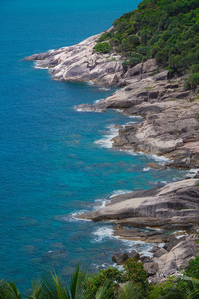 Làn nước xanh trong tại Vịnh Vũng Rô tạo nên vẻ đẹp đặc trưng của vùng biển miền Trung. 