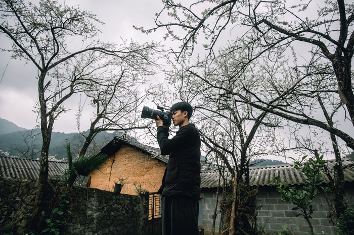 Bạn trẻ Trịnh Nguyễn Long Nhật trong chuyến khám phá và ghi lại cảnh sắc vùng cao. Ảnh: Trung Anh, Việt Hoàng