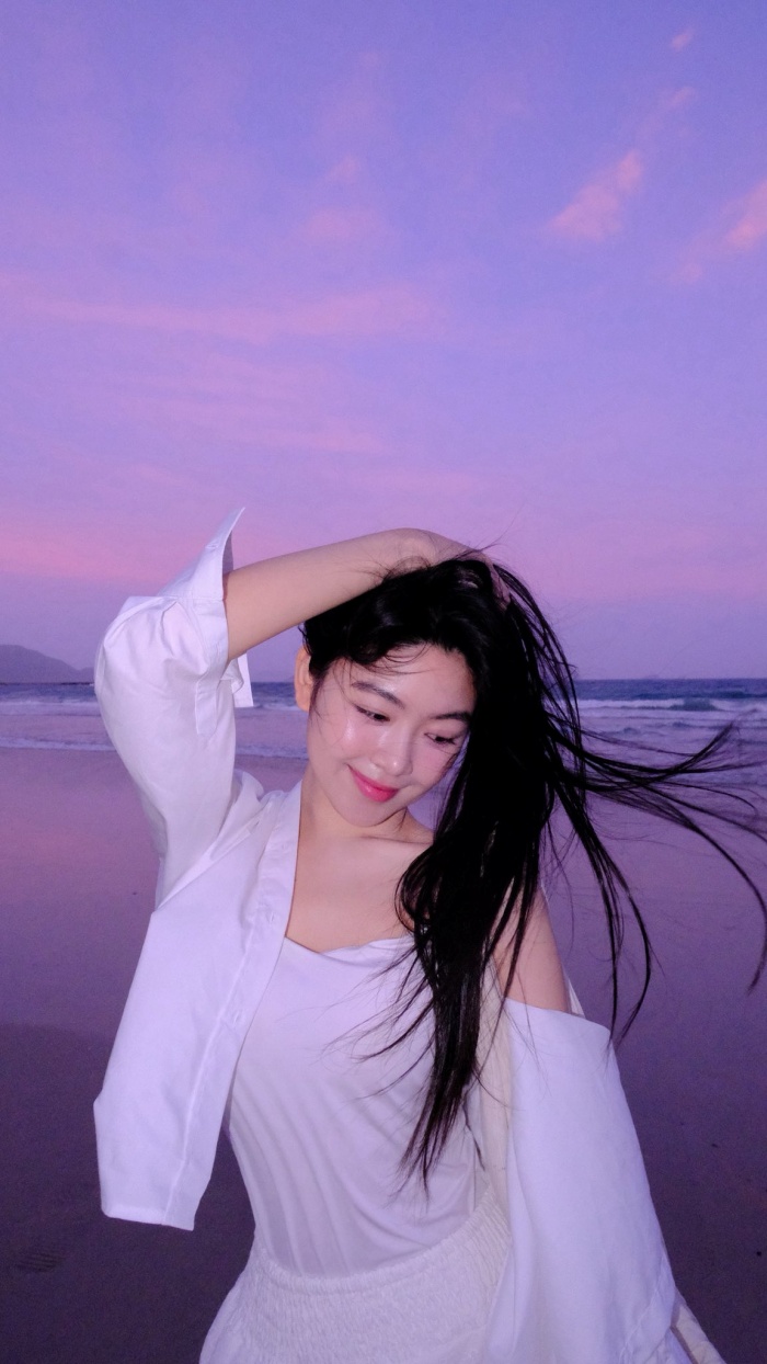 Trước đó, MC Quyền Linh chia sẻ với truyền thông về khả năng con gái hoạt động nghệ thuật, anh cho biết sẽ để con tự lựa chọn theo đam mê, tuy nhiên anh đã từng từ chối nhiều lời mời Lọ Lem đóng phim vì sợ con gái bị cám dỗ nếu vào showbiz sớm. Anh mong muốn con tập trung để tốt nghiệp đại học rồi mới tính đến việc tham gia sâu hơn vào ngành giải trí