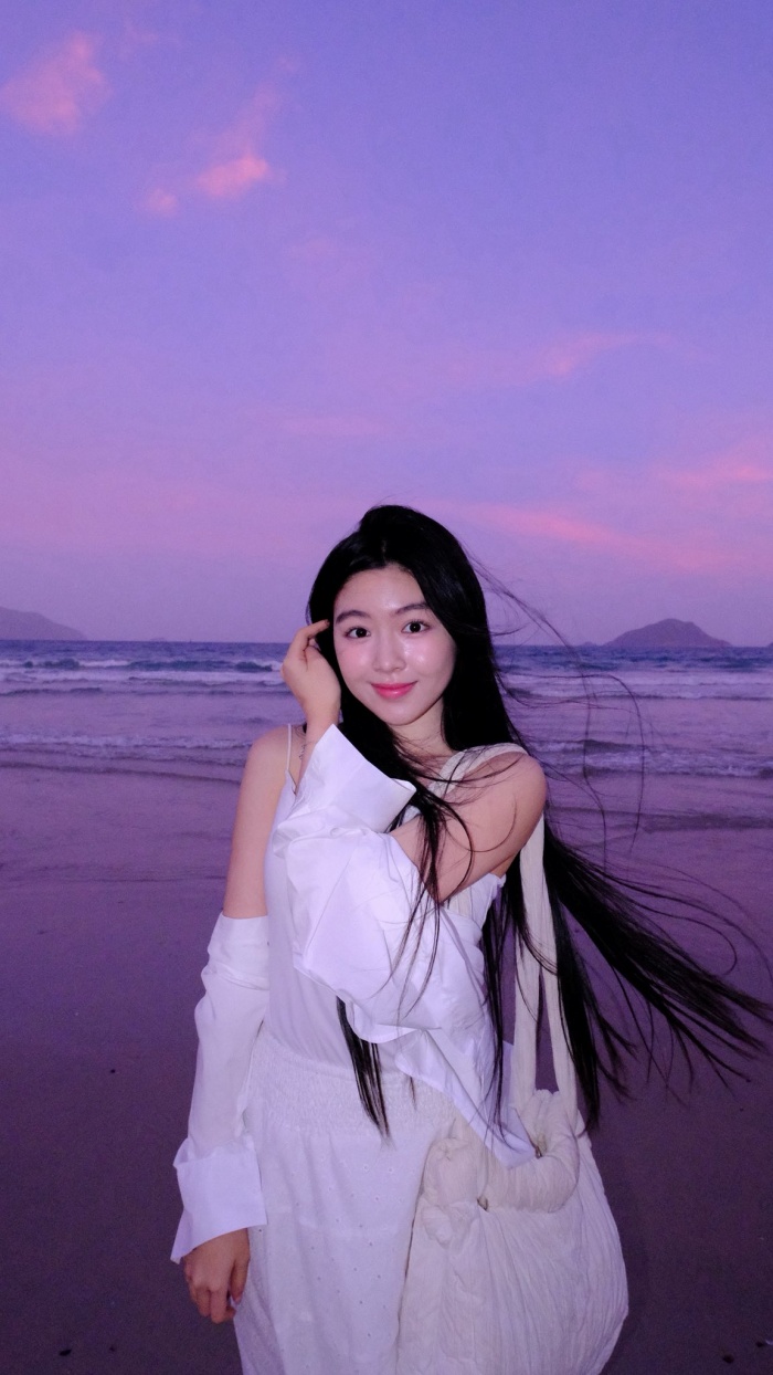 Làn da trắng mịn, tông hồng căng bóng càng làm tôn lên nét đẹp thanh tú, tự nhiên hài hòa của cô nàng.