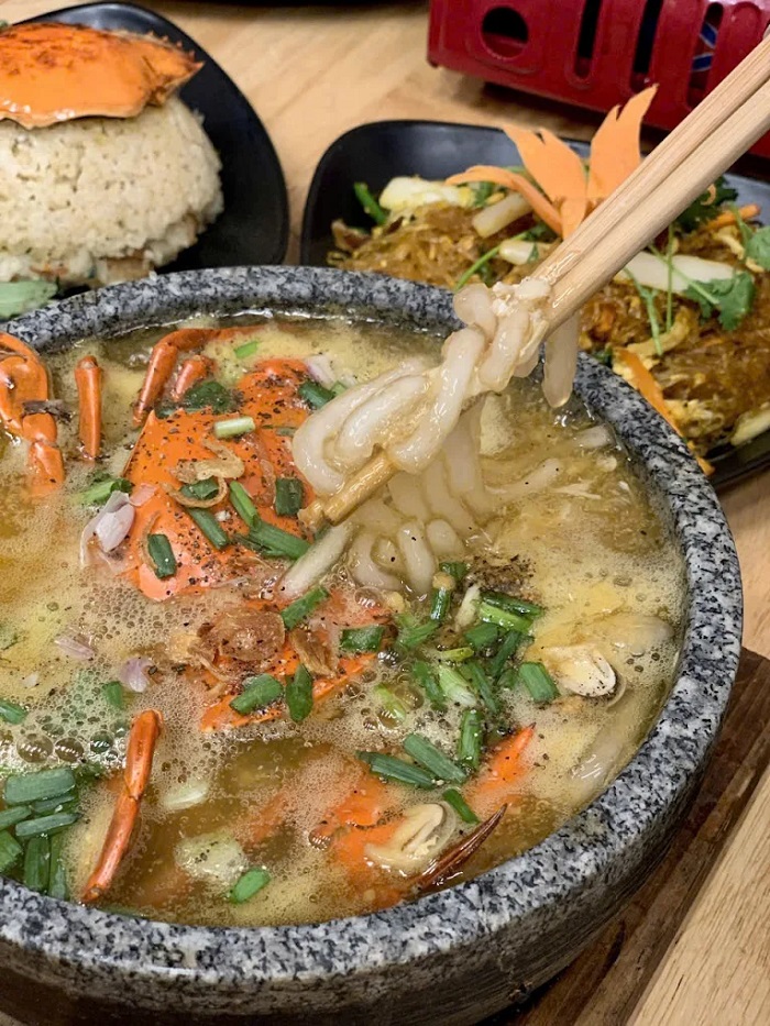 Sợi bánh canh mềm mềm dai dai tại quán bánh canh ngon ở Nha Trang