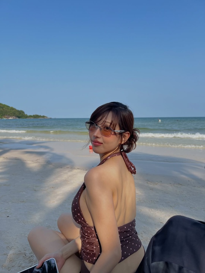 Nữ ca sĩ khéo léo tạo dáng, khoe bờ vai thanh mảnh cùng thần thái cuốn hút giữa khung cảnh biển xanh. Ảnh: Instagram nhân vật