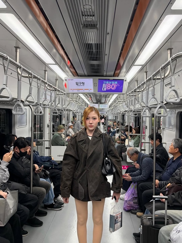 Cô ghi lại khoảnh khắc di chuyển bằng tàu điện ngầm - phương tiện phổ biến tại Hàn Quốc. Ảnh: Instagram nhân vật