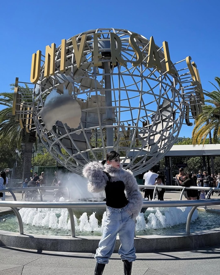 Nữ vận động viên diện áo lông xám, kính râm gương khi chụp ảnh ngoài trời. Ảnh: Instagram nhân vật