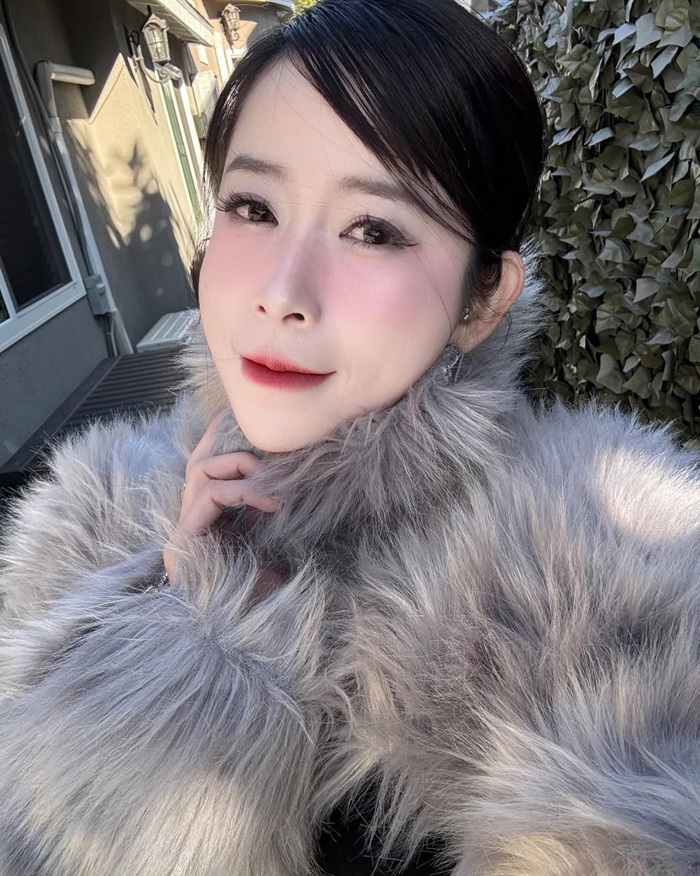 Châu Tuyết Vân makeup tone hồng nhẹ nhàng, gây chú ý với phong cách thời trang cá tính. Ảnh: Instagram nhân vật