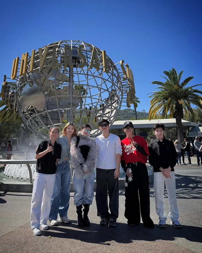 Châu Tuyết Vân chụp ảnh cùng bạn bè tại Universal Studios Hollywood trong chuyến đi Mỹ. Ảnh: Instagram nhân vật