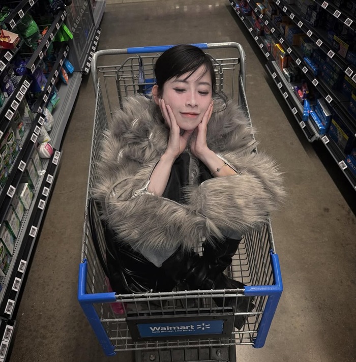 Khoảnh khắc đời thường tinh nghịch của “hoa khôi làng võ” khi đi siêu thị. Ảnh: Instagram nhân vật