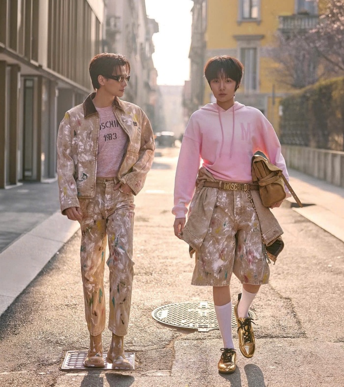 Trong khoảnh khắc dạo phố, hai nghệ sĩ xuất hiện với phong cách phối đồ khá tương đồng. Nếu Keng Harit chọn outfit jacket quần dài mang cảm hứng painter, Nam Ping lại phá cách hơn với quần short rộng và tất cao cổ.