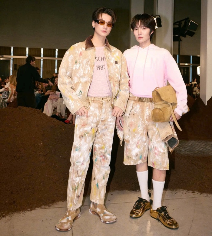 Bên trong không gian show của Moschino, cả hai tiếp tục giữ phong cách đồng điệu với gam màu trung tính. Những chi tiết như giày ánh kim, túi da hay kính râm giúp outfit thêm phần nổi bật.