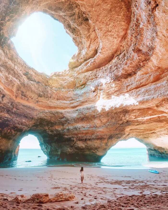 chèo thuyền kayak ở bãi biển Algarve Bồ Đào Nha