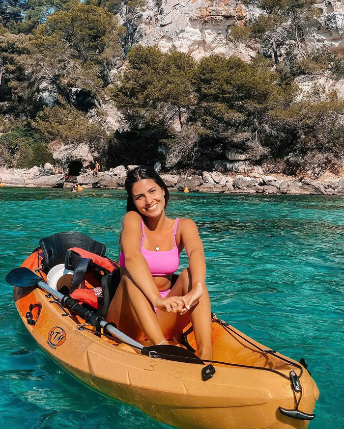 Chèo thuyền kayak tại bãi biển Cala Macarella Tây Ban Nha
