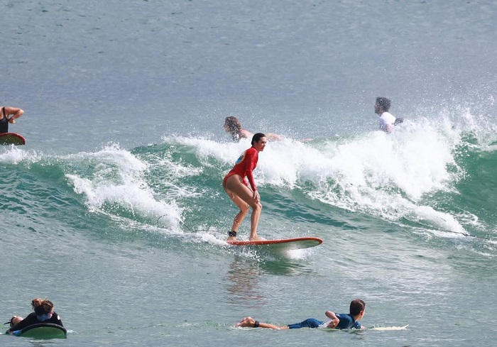 Bãi biển Padang Padang Bali thích hợp cho lướt sóng
