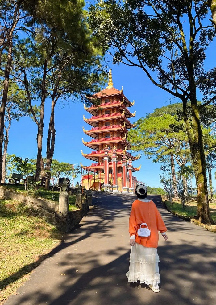 Khung cảnh ấn tượng và trang nghiêm tại chùa đẹp ở Bảo Lộc Lâm Đồng