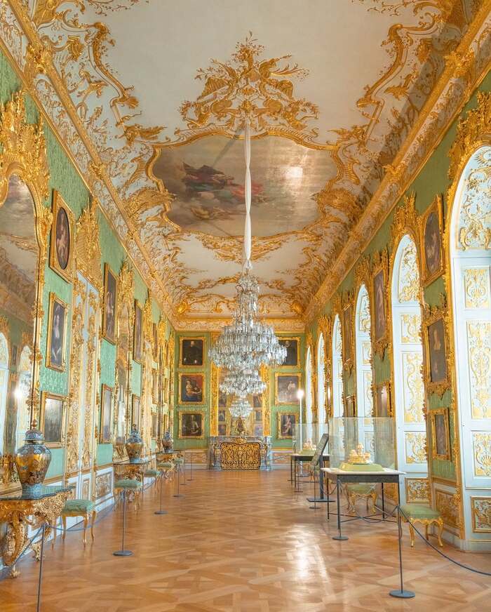 Tham quan các khu trưng bày nổi tiếng ở cung điện Residenz Đức