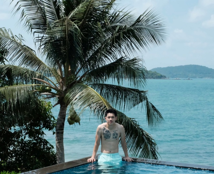 Từ hồ bơi vô cực hướng ra biển, bãi cát trắng trải dài đến những hàng dừa xanh rì rào trong gió. Với một cầu thủ như Đình Bắc, đây chính là khoảng thời gian quý giá để nạp năng lượng cả về thể chất lẫn tinh thần.