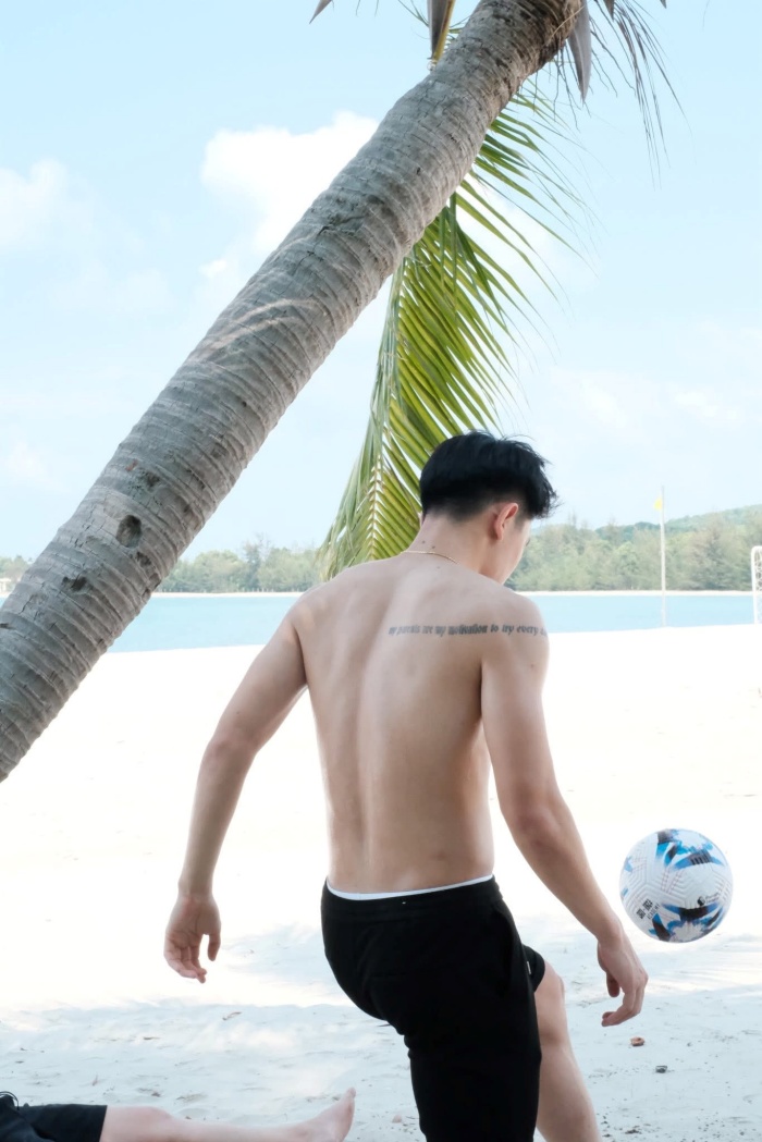 Chẳng phải sân cỏ, cũng chẳng có người hâm mộ, dù là ở đâu, chàng cầu thủ hot nhất nhì hiện tại vẫn say mê với bóng đá