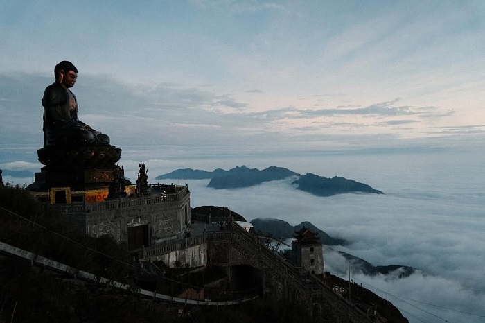 Fansipan là điểm du lịch tâm linh nổi tiếng miền Bắc thu hút đông đảo du khách