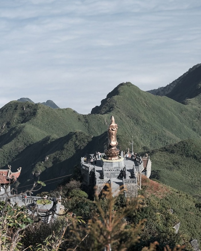 Fansipan là điểm du lịch tâm linh nổi tiếng miền Bắc với vẻ đẹp đầy ảo diệu