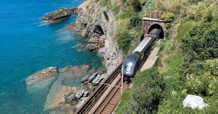 Phương tiện du lịch Cinque Terre Ý là tàu