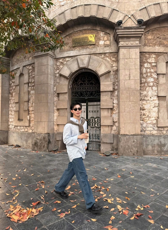 Anh chàng lựa chọn ghé qua bốt hàng Đậu