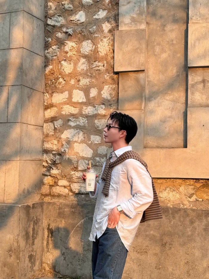 Dù bao nhiêu năm trôi qua, nhan sắc của Erik vẫn trẻ trung, chẳng thay đổi là bao