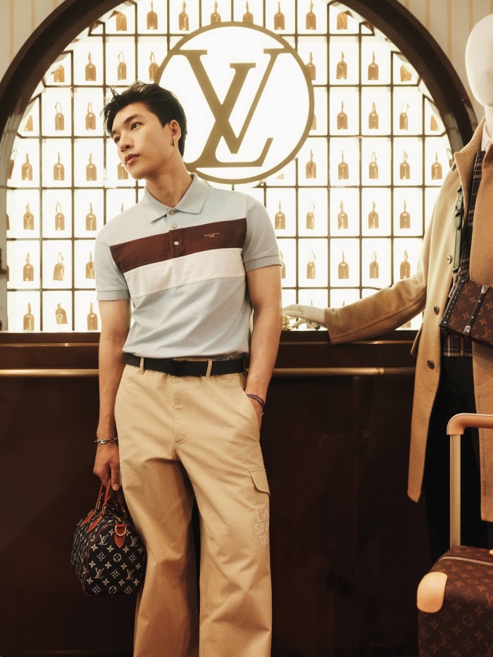 Sự kết hợp giữa trang phục tối giản, phụ kiện tinh tế và thần thái tự tin đã giúp Hiếu Thứ Hai ghi điểm mạnh tại sự kiện quốc tế. Không cần những thiết kế quá cầu kỳ, nam rapper vẫn tạo được ấn tượng nhờ cách lựa chọn trang phục khéo léo cùng phong cách thể hiện tự nhiên.