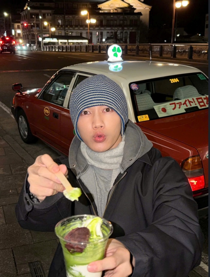 Các item anh lựa chọn đều dễ di chuyển, phù hợp cho lịch trình khám phá dày đặc nhưng vẫn đảm bảo yếu tố thẩm mỹ. Cách phối đồ không quá cầu kỳ nhưng luôn có điểm nhấn, từ màu sắc, chất liệu cho đến phụ kiện đi kèm.