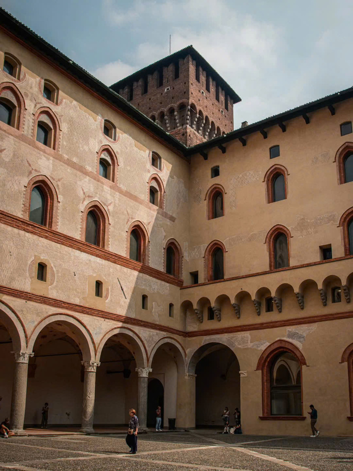 Chiêm ngưỡng kiến trúc Lâu đài Sforza Italy 