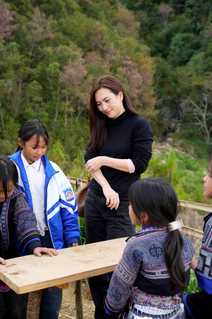 Đặc biệt, khoảnh khắc nữ diễn viên ngồi trò chuyện cùng những em nhỏ vùng cao khiến nhiều khán giả chú ý. Không xuất hiện với hình ảnh cầu kỳ hay kiểu cách, Phương Anh Đào giữ phong cách rất đời thường. Chính sự giản dị ấy khiến lại là điểm cộng trong cô, hình ảnh của diễn viên hạng A trở nên ấm áp và gần gũi.