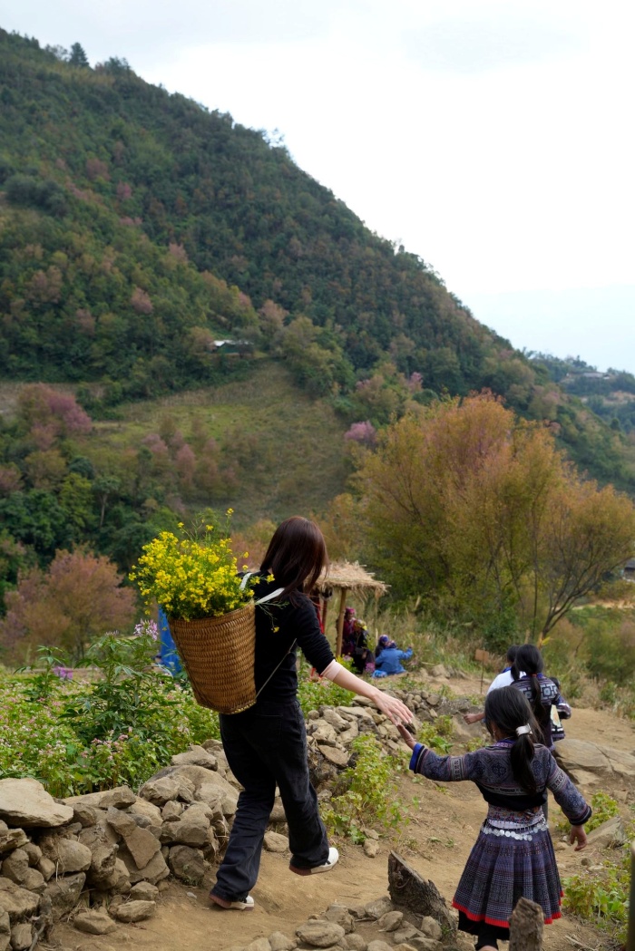 Nhiều người hâm mộ cho rằng gu thời trang của Phương Anh Đào trong chuyến đi lần này tối giản nhưng rất tinh tế giúp nữ diễn viên nổi bật theo cách rất riêng, không cần quá nhiều phụ kiện hay trang phục cầu kỳ.