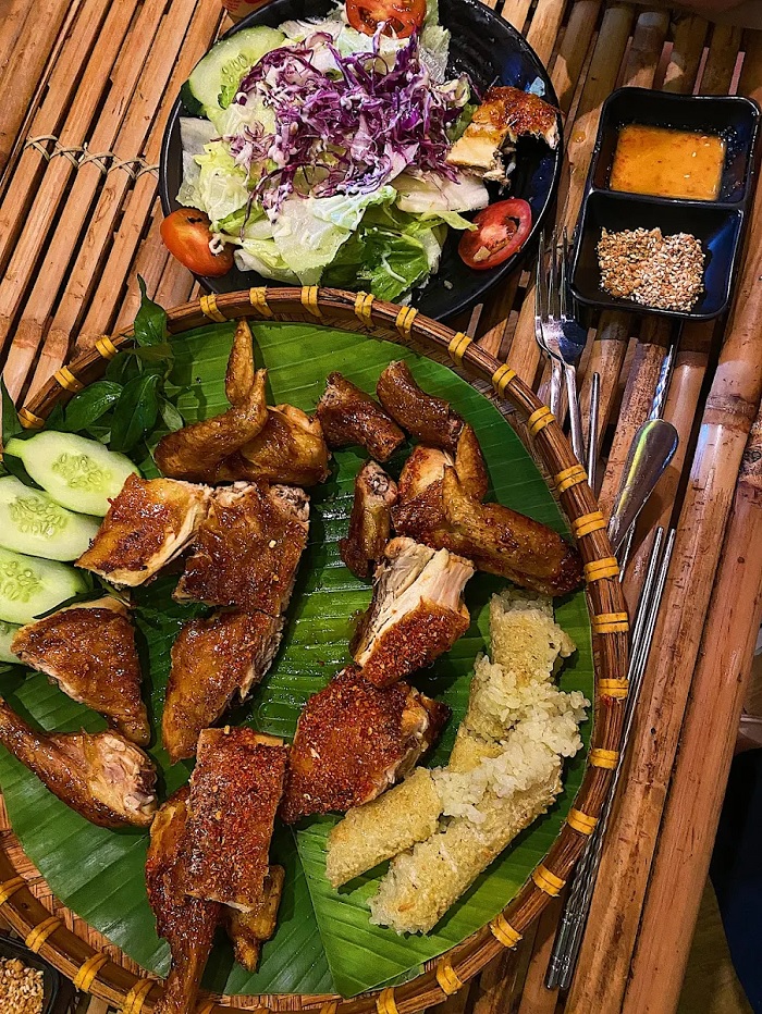 Gà nướng cơm lam thơm lừng chào đón du khách tìm Quán ăn ngon ở Đà Lạt 