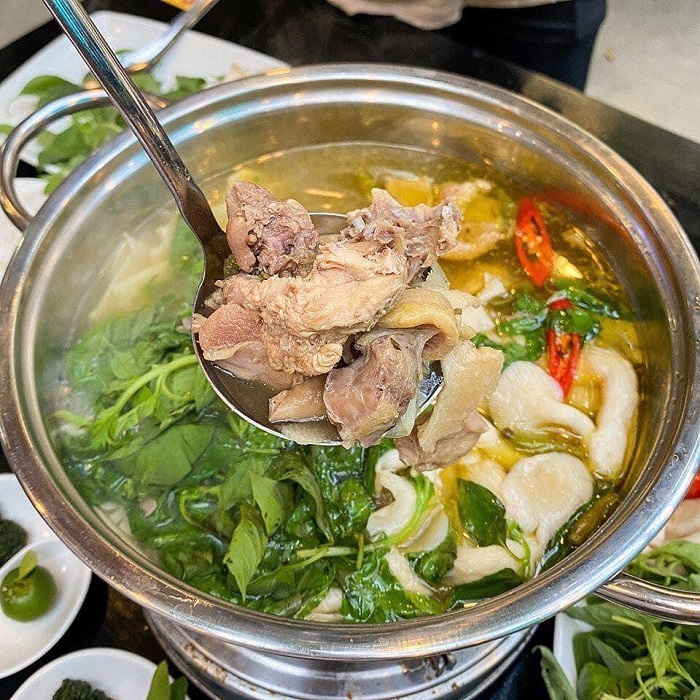 Xì xụp lẩu gà lá é tại quán ăn ngon ở Đà Lạt