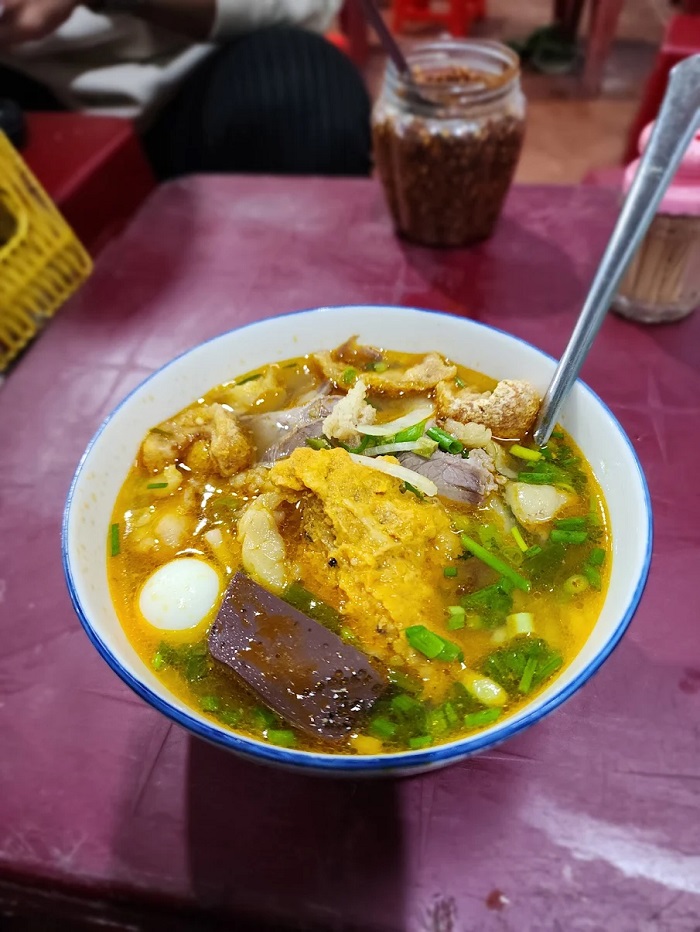 Một bát bánh canh ở quán ăn ngon rẻ ở Huế ú ụ mà giá chỉ từ 20.000 đồng