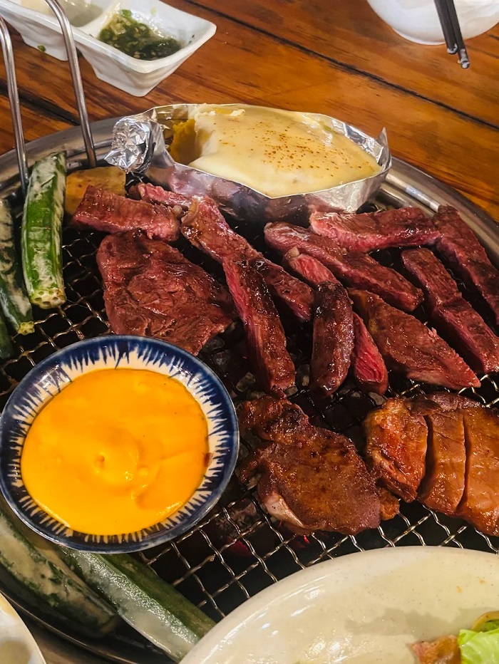 Nhiều món hấp dẫn ngoài quán bánh mì xíu mại ngon ở Đà Lạt