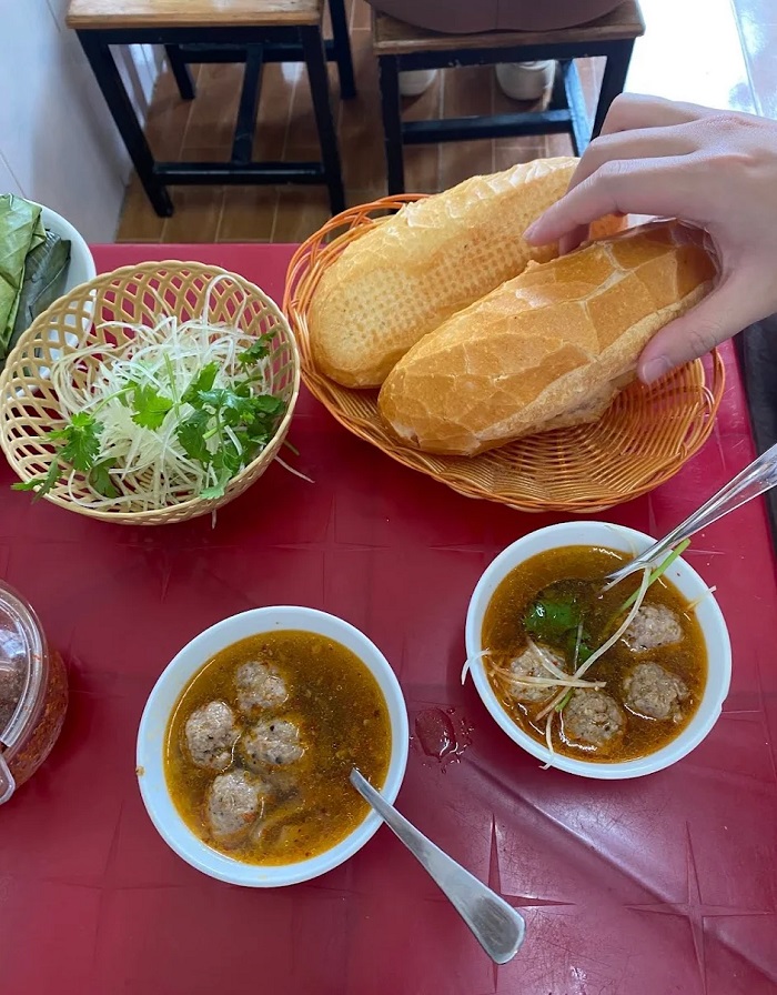 Quán bánh mì xíu mại ngon ở Đà Lạt hấp dẫn du khách gần xa