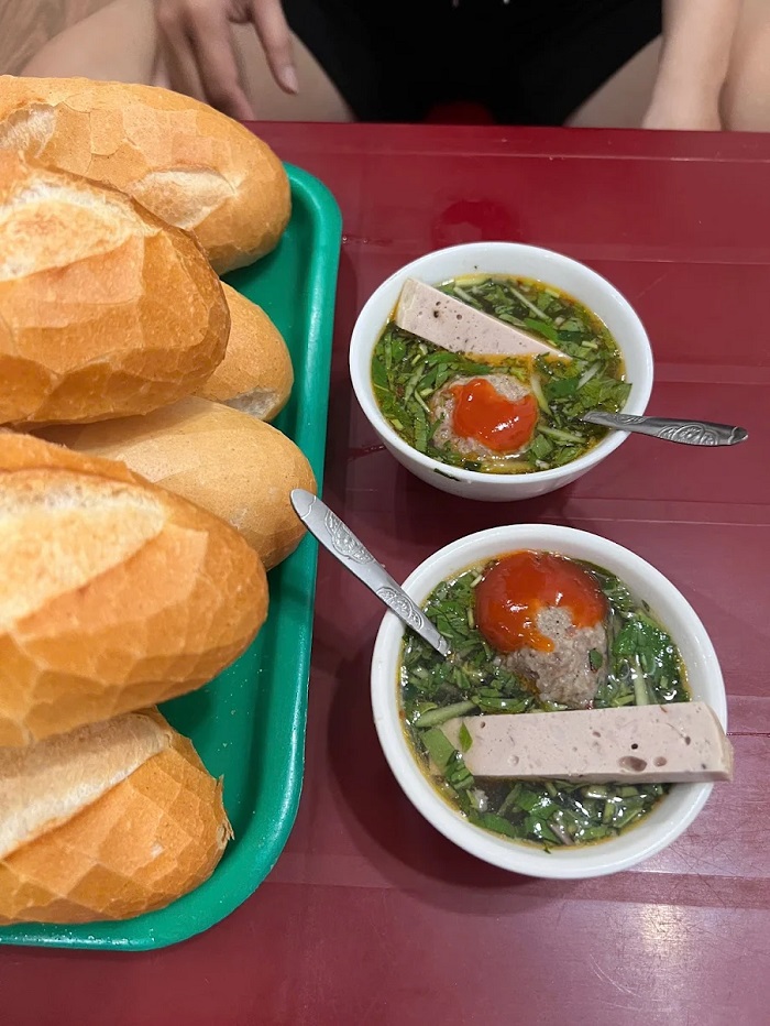 Quán bánh mì xíu mại ngon ở Đà Lạt được lòng dân địa phương