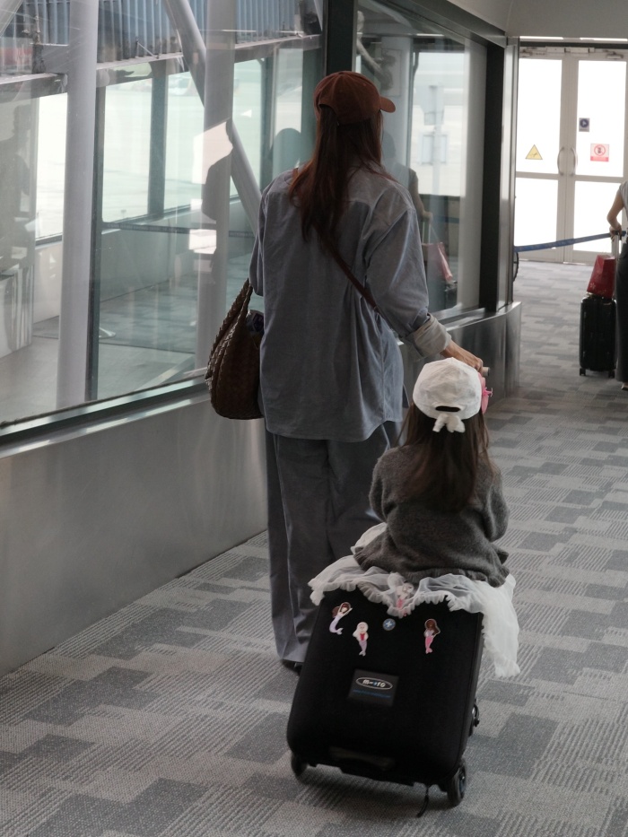 Bên cạnh những khoảnh khắc vui chơi, loạt ảnh còn ghi lại hình ảnh hai mẹ con dạo bước. Khoảnh khắc giản dị nhưng ấm áp này nhận được nhiều lời khen từ cư dân mạng. Nhiều người cho rằng chính những khoảnh khắc đời thường gần gũi như vậy đã giúp Pam trở thành một trong những em bé được yêu thích trên mạng xã hội.