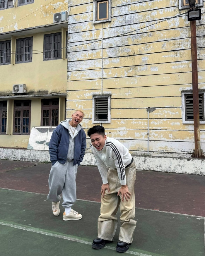 Hiếm khi khán giả có thể thấy hình ảnh của 2 anh em cùng xuất hiện trên sân khấu nhưng ở ngoài đời thường, vào những dịp lễ, sự gắn kết, gần gũi khác biệt hẳn với phong cách thời trang cá tính, cool ngầy của họ là điểm khiến fan hâm mộ hết sức ngưỡng mộ.