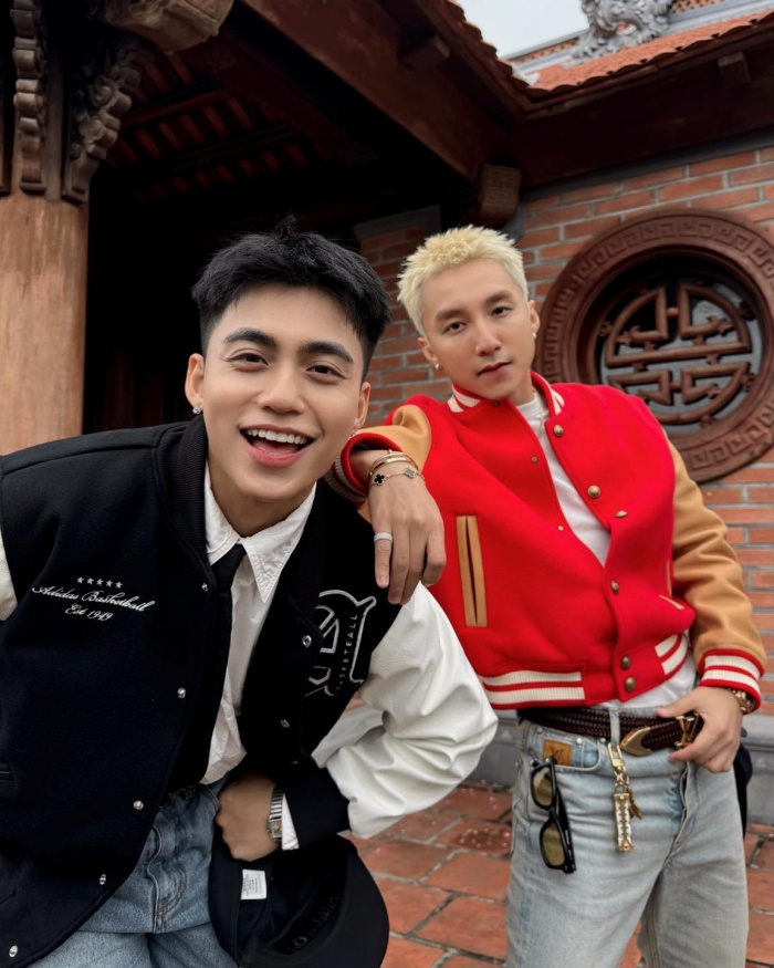 MONO lựa chọn varsity jacket phối sơ mi trắng, cà vạt và quần jeans ống rộng gợi nhớ đến nét giao thoa giữa phong cách học đường cổ điển và chất đường phố hiện đại.