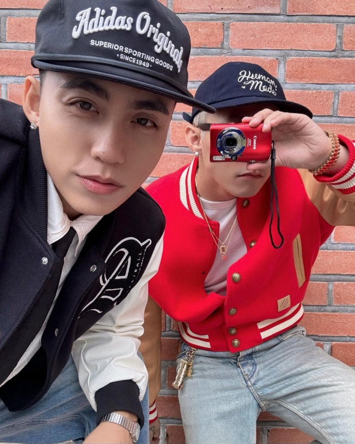 Thời trang có thể là lớp vỏ bên ngoài, nhưng sự gắn kết giữa hai anh em mới là “linh hồn” khiến bộ ảnh trở nên trọn vẹn. Một người là điểm nhấn, người kia là điểm tựa. Hai cá tính khác biệt, nhưng khi đứng cạnh nhau lại tạo thành một tổng thể hài hòa trong phong cách thời trang.