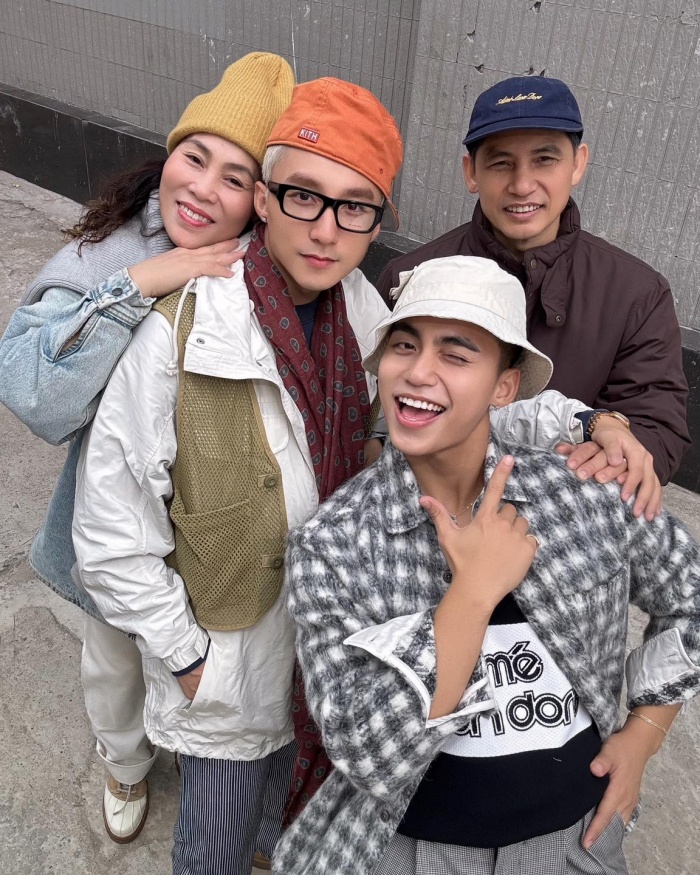 Giữa “dàn visual” gấp đôi của hai anh em, bố mẹ của Sơn Tùng và MONO vẫn thu hút giới hâm mộ nhờ phong thái trẻ trung và gu ăn mặc tinh tế